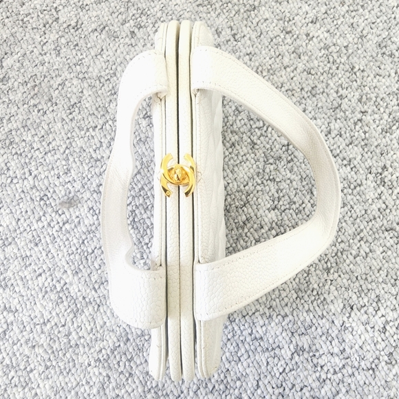 Vintage Chanel White Caviar Bag with Gold Hardware - Picture 7 of 8